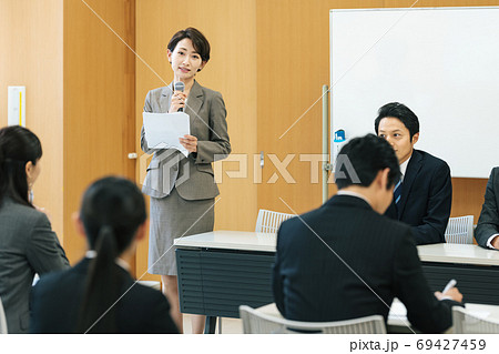 イベントの司会をする女性 69427459