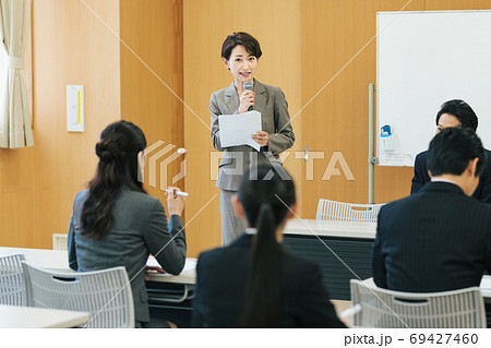 イベントの司会をする女性 69427460