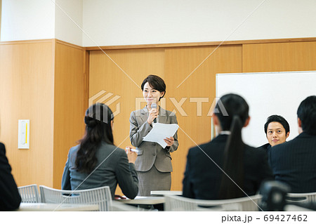 イベントの司会をする女性 イベントの司会をする女性 69427462