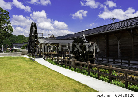 日本一の親子孫水車　岡山県新見市 69428120