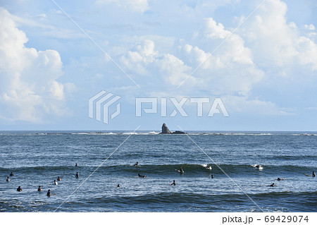 エボシ岩とサーファー 夏の茅ヶ崎海岸 の写真素材 [69429074] - PIXTA