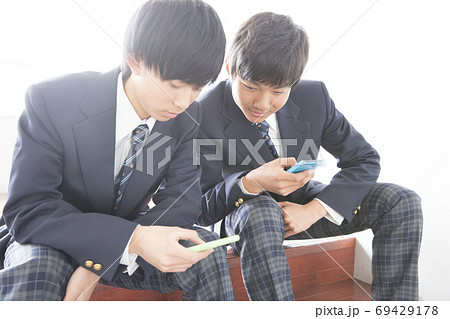 談笑する男子高校生 69429178