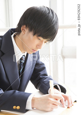 勉強をする男子高校生 69429202