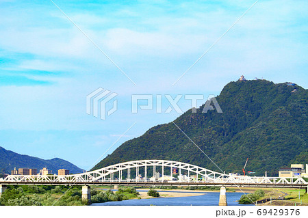 金華山と忠節橋の風景 69429376