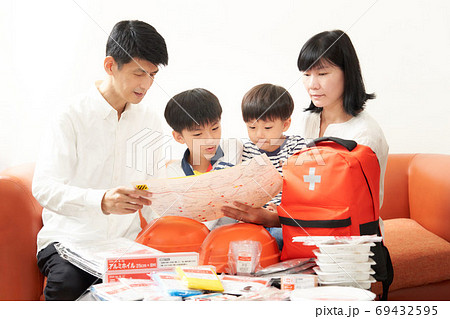防災グッズを確認する家族 69432595