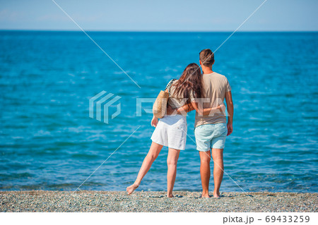 Young couple on white beach during summer vacation. 69433259