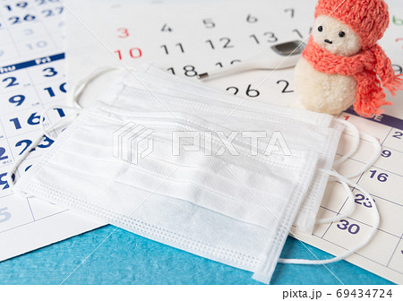 マスクで冬の感染対策　インフルエンザ予防　新型コロナウイルス対策　同時流行　健康管理 69434724