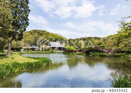 鎌倉幕府ゆかりの北条氏金沢文庫のとなりの称名寺（春・晴れ）の写真