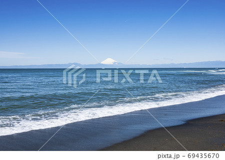 コロナ禍で閑散とした湘南三浦半島の海水浴場三戸浜の春(晴れ) コロナ禍で閑散とした湘南三浦半島の海水浴場三戸浜の春(晴れ) 69435670