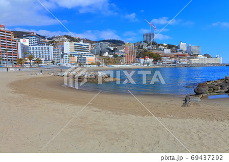 【静岡県】晴天下の熱海サンビーチ 69437292