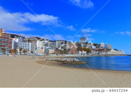 【静岡県】晴天下の熱海サンビーチ 69437294