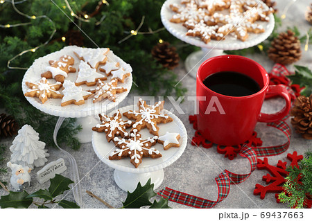 クリスマスクッキーとコーヒー クリスマスクッキーとコーヒー 69437663