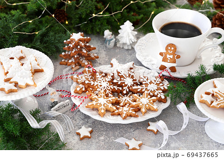 クリスマスクッキーとコーヒー 69437665