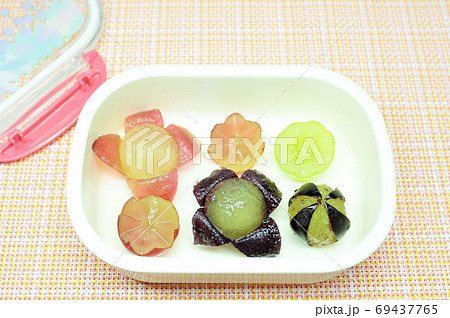 ぶどうのお弁当デザート 69437765