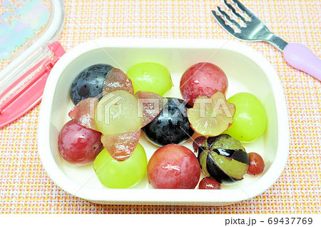 ぶどうのお弁当デザート 69437769