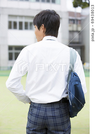 男子高校生の後ろ姿 男子高校生の後ろ姿 69438013