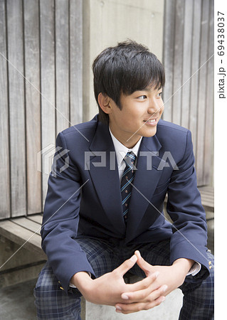 ベンチに座る男子学生 69438037
