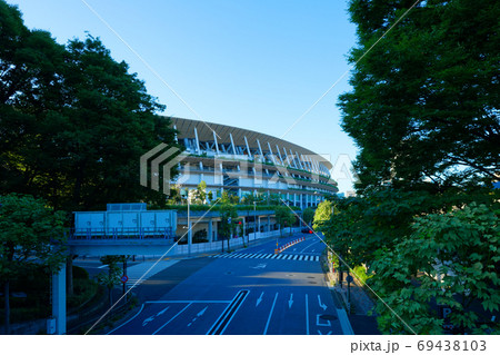 新国立競技場と周囲の景観　外苑橋より 69438103