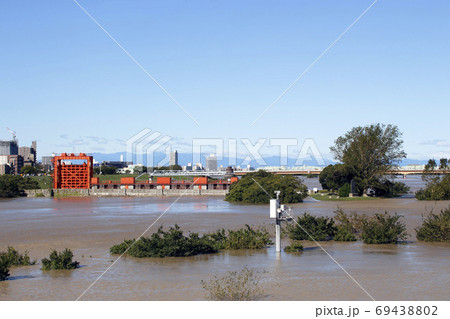 岩淵水門:増水した荒川土手にて(令和元年台風19号) 岩淵水門:増水した荒川土手にて(令和元年台風19号) 69438802