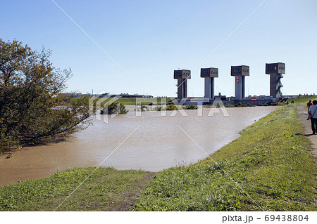 新岩淵水門：増水した荒川土手にて（令和元年台風19号） 69438804