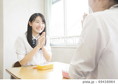 お弁当を食べる女子高校生 69438964