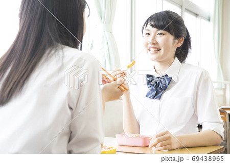 お弁当を食べる女子高校生 お弁当を食べる女子高校生 69438965