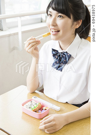 お弁当を食べる女子高校生 69438975