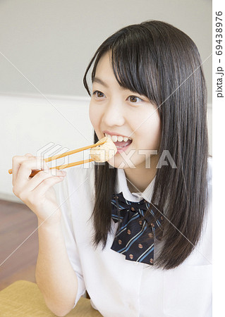 お弁当を食べる女子高校生 お弁当を食べる女子高校生 69438976