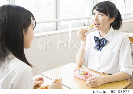 お弁当を食べる女子高校生 69438977