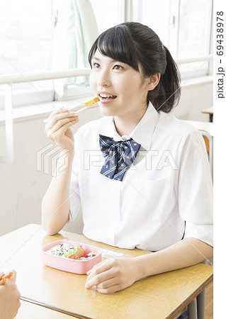 お弁当を食べる女子高校生 お弁当を食べる女子高校生 69438978