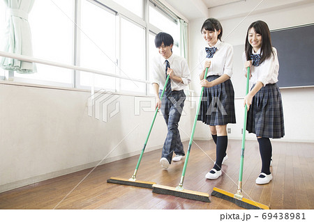 教室の掃除をする高校生 教室の掃除をする高校生 69438981