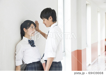 壁ドンをする高校生の写真素材