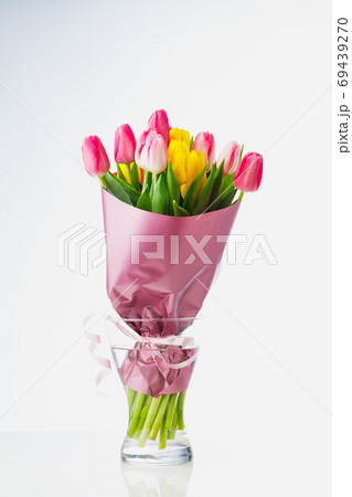 tulip flowers bouquet in a glass vase, isolated on white 69439270