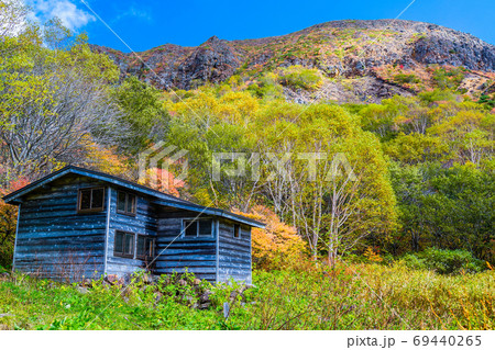 秋の那須岳避難小屋 秋の那須岳避難小屋 69440265