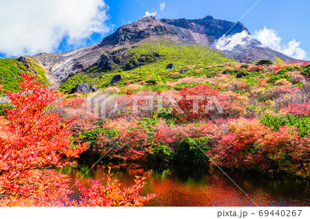 茶臼岳とひょうたん池に映る紅葉 69440267