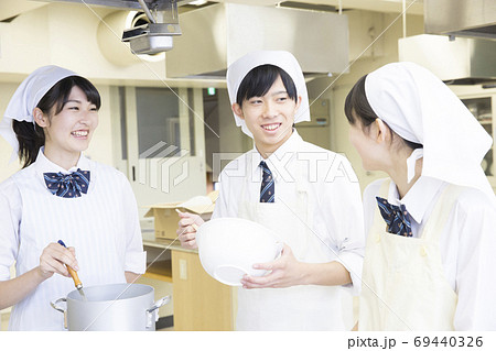調理実習をする学生 調理実習をする学生 69440326