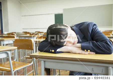 居眠りをする女子学生 69440381