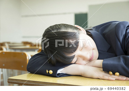 居眠りをする女子学生 69440382