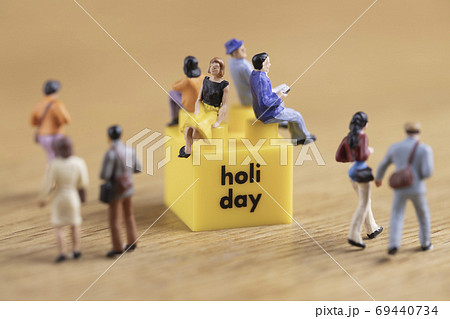 休日の街の人々 69440734