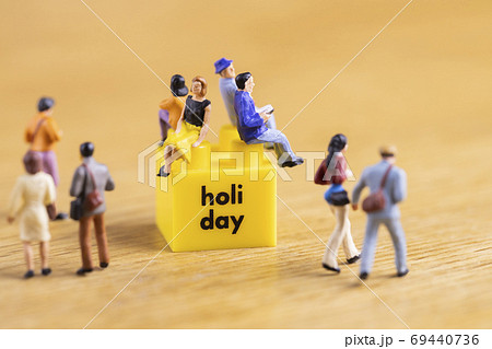 休日の街の人々 69440736