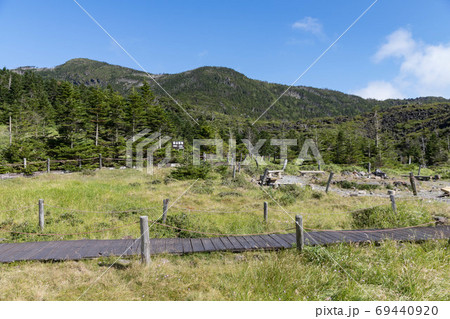 長野県・北八ヶ岳の坪庭の遊歩道 長野県・北八ヶ岳の坪庭の遊歩道 69440920