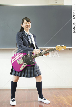 ギターを弾く女子高校生 69441395