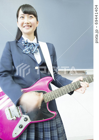 ギターを弾く女子高校生の写真素材