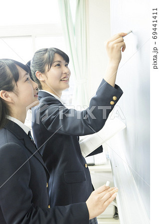黒板に書く女子高校生 黒板に書く女子高校生 69441411