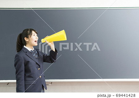 メガホンで応援をする女子高校生 69441428