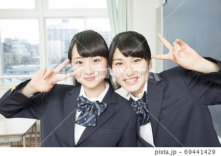 仲良しの女子高校生 69441429
