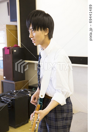 ギターを弾く高校生 69441489