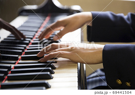 ピアノを弾く女子高校生 69441504