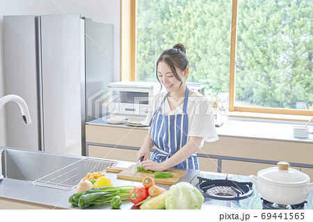 料理する女性 料理する女性 69441565