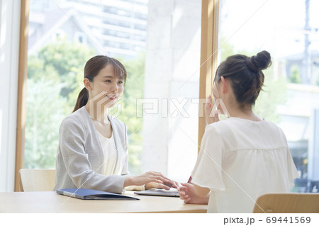 ビジネスウーマン　アドバイザー 69441569